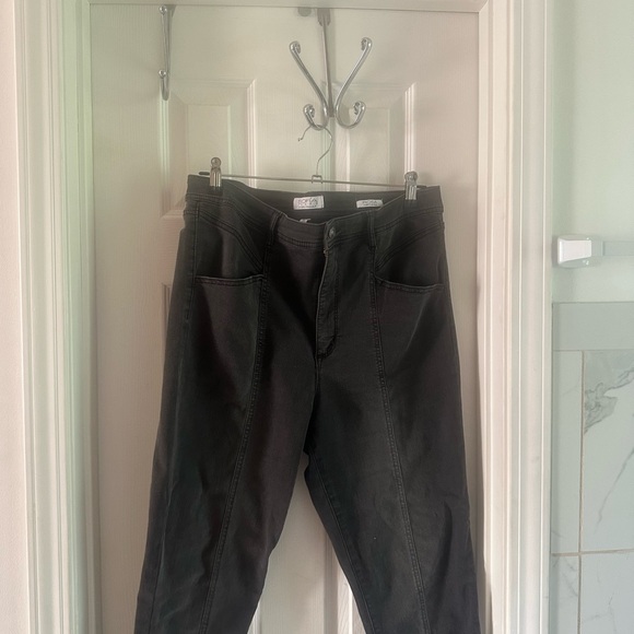 2 pairs of Sofia Vegara High-Waisted Jeans - Picture 2 of 15